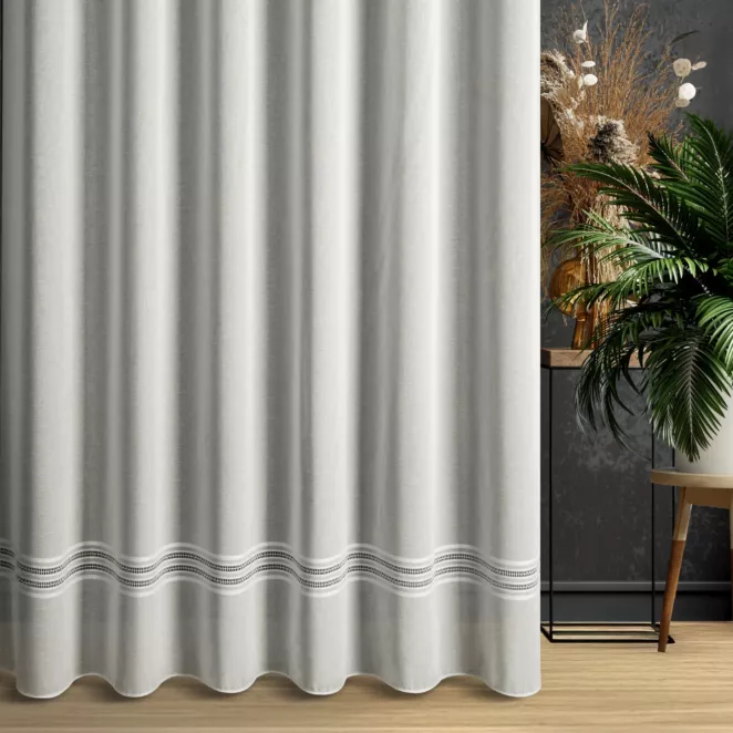 Firana szyta na taśmie 5 cm naturalna z matowej etaminy ozdobionej ażurowym pasem, wykończona obciążnikiem