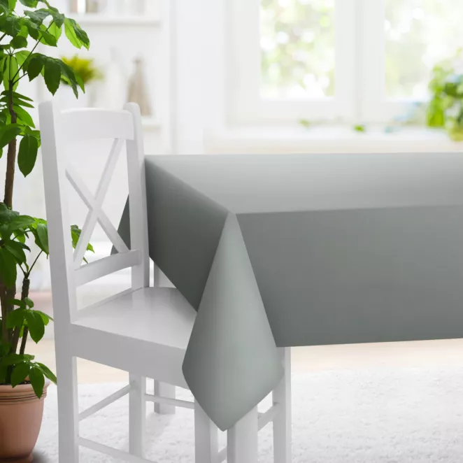 Obrus szyty jasnostalowy z gładkiej zaciemniającej tkaniny typu dimout