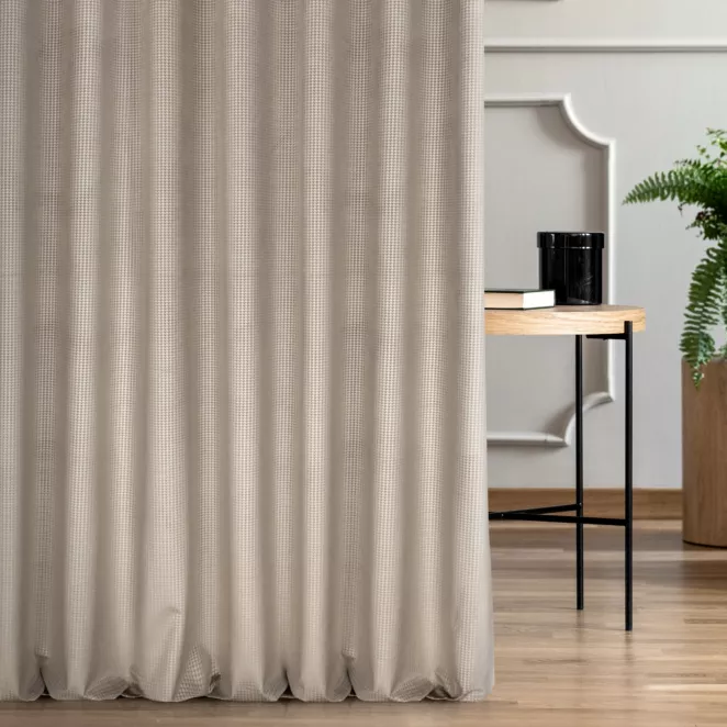 Zasłona szyta na taśmie fala beżowo srebrna tkanina welwetowa z błyszczącym, metalicznym nadrukiem drobnej pepitki