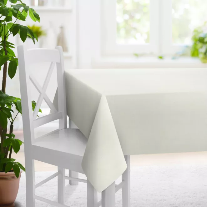 Obrus szyty kremowo beżowy z gładkiej tkaniny zaciemniającej typu blackout