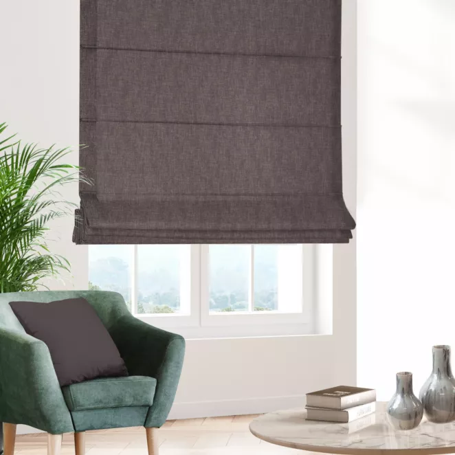 Roleta rzymska popielata z tkaniny zaciemniającej typu dimout o naturalnym splocie, z efektem melanżu