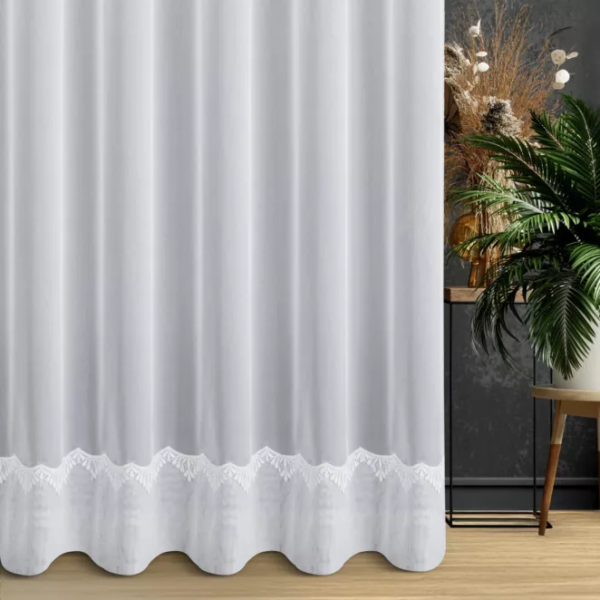 Firana szyta na przelotkach biała z matowej tkaniny typu ADEN z ozdobnym podwinięciem i gipiurką