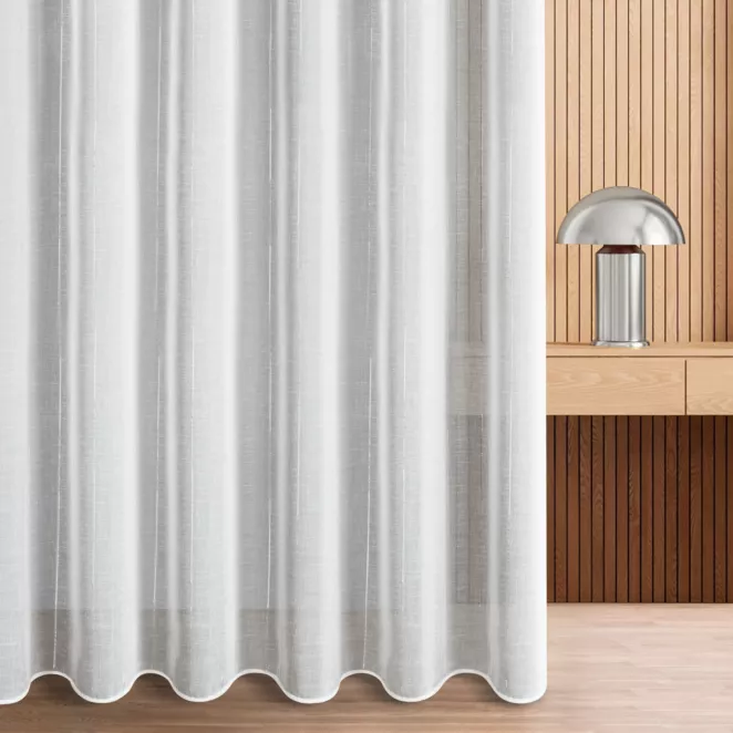 Firana szyta na przelotkach biała z delikatnej etaminy, zdobionej pionowymi pasami z nici metalicznej, wykończona obciążnikiem