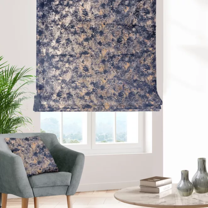 Roleta rzymska OMERTA granatowo miedziana z miękkiej, welwetowej tkaniny z nieregularnym nadrukiem Italissima Eva Minge
