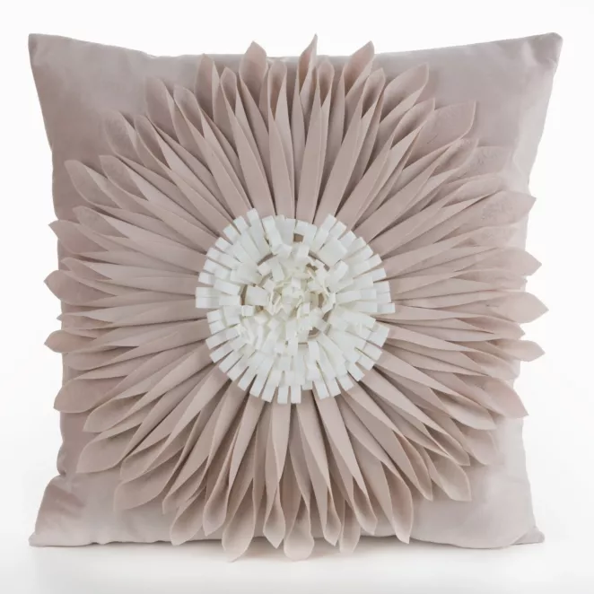 Poszewka na poduszkę 45 x 45 cm z welwetu kolor beżowo, kremowy zdobiona kwiatem 3D FLORES 3 Eurofirany