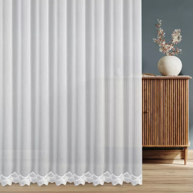 Firana szyta na taśmie fala biała z matowej tkaniny typu ADEN z efektem deszczyku, zdobionej delikatnym, geometrycznym haftem u dołu tkaniny