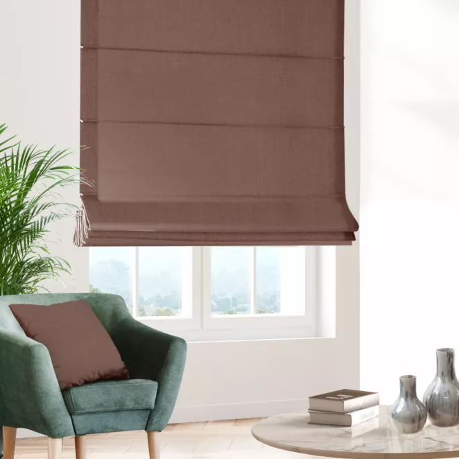 Roleta rzymska brązowa z miękkiej, matowej tkaniny w drobny geometryczny wzór