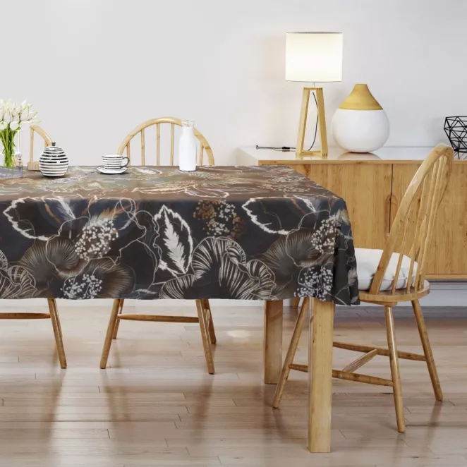 Obrus szyty czarny z miękkiej, welwetowej tkaniny, z nadrukowanym dużym wzorem kwiatowym