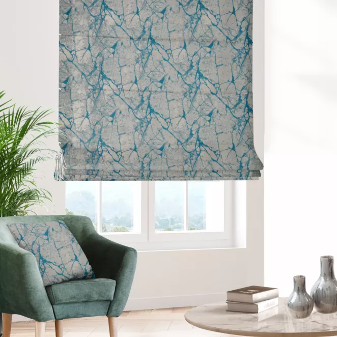 Roleta rzymska turkusowa z gładkiej tkaniny żakardowej z efektem marmuru