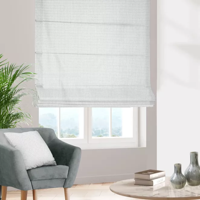 Roleta rzymska FLAVIO srebrna z dwustronnej tkaniny, deseń w krateczkę z dodatkiem srebrnej nici