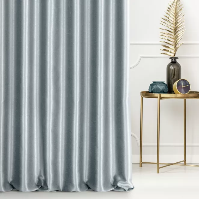 Zasłona szyta na taśmie fala srebrna z błyszczącej tkaniny zaciemniającej