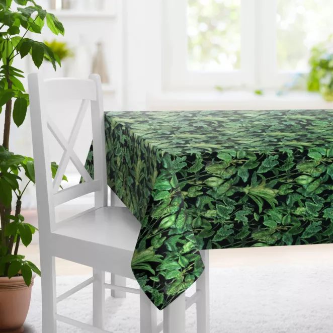 Obrus szyty czarno zielony z miękkiej, welwetowej tkaniny, z nadrukowanym motywem botanicznym