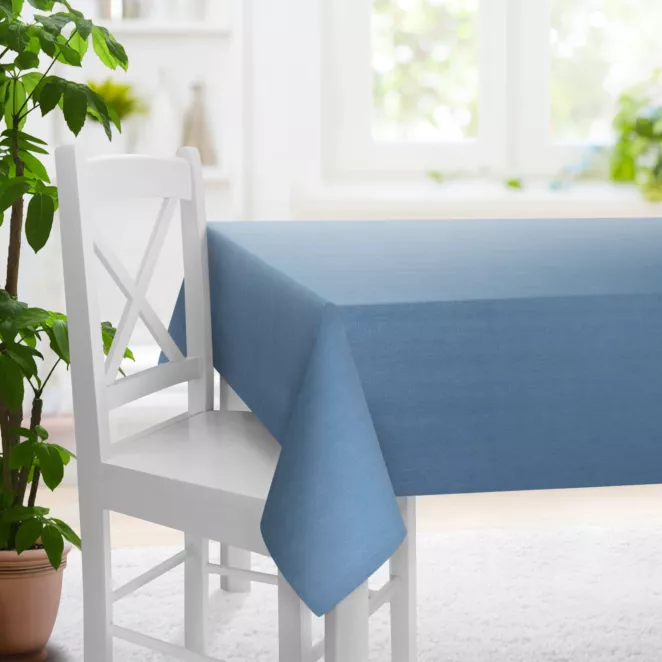 Obrus szyty ciemnoniebieski z tkaniny strukturalnej z delikatnym połyskiem