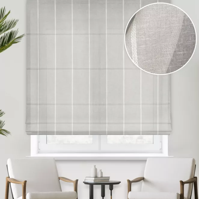 Roleta rzymska beżowa z matowej etaminy w pionowe pasy, wykończona obciążnikiem