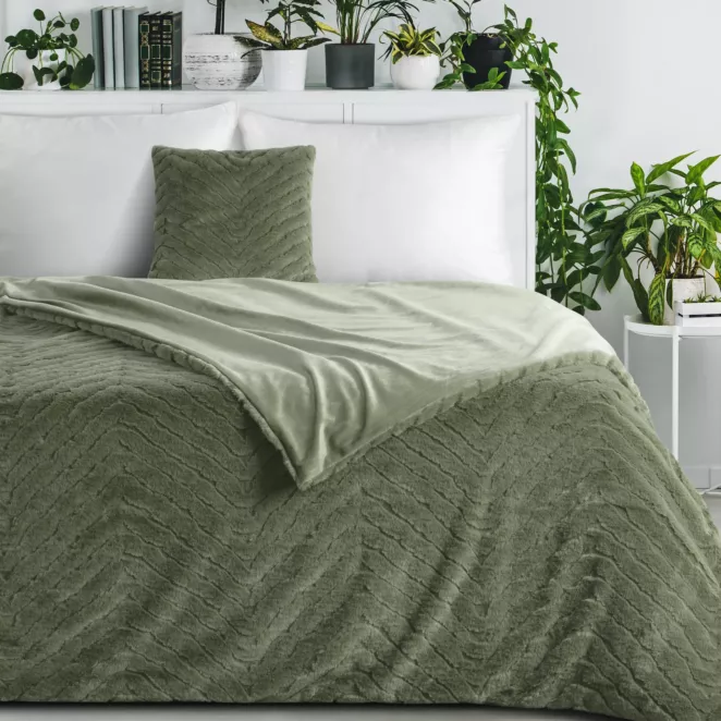 Koc 150x200 cm oliwkowy, z futrzanej tkaniny zdobiona wytłaczanym efektem 3D KATE Eurofirany