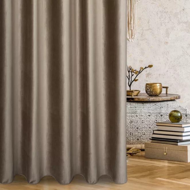Zasłona szyta na taśmie fala jasnobrązowa z tkaniny welwetowej w pionowe prążki, wykończona obciążnikiem