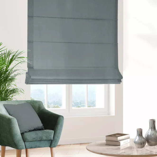 Roleta rzymska popielata z gładkiej tkaniny typu blackout