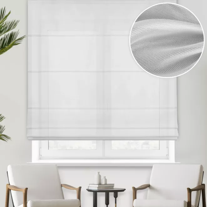 Roleta rzymska biała z półprzezroczystej tkaniny o perłowym połysku, wykończonej obciążnikiem