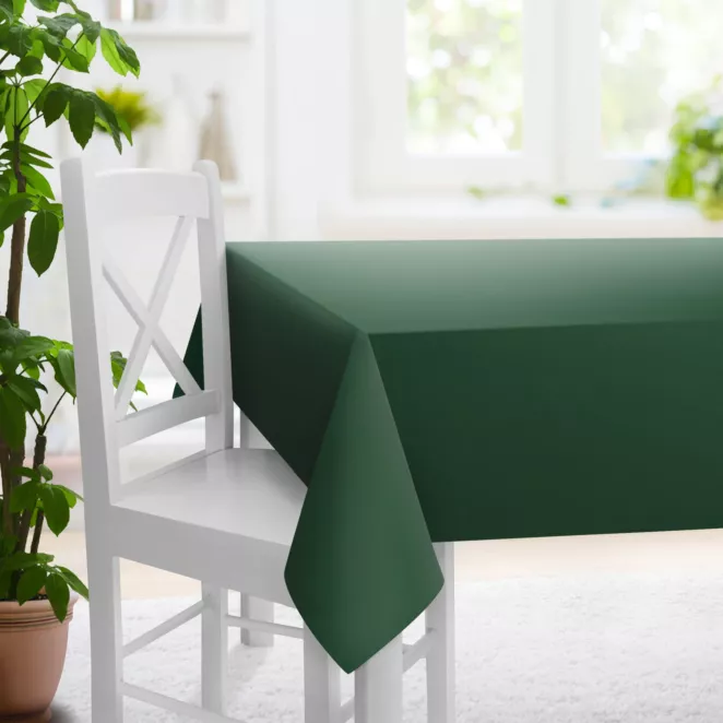 Obrus szyty zielony z gładkiej zaciemniającej tkaniny typu dimout
