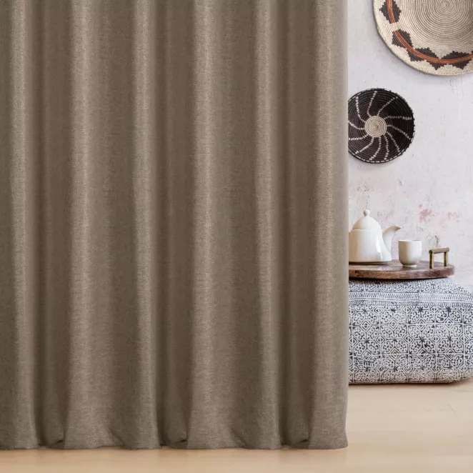 Zasłona szyta na taśmie fala brązowa o naturalnym charakterze, z widocznym, ozdobnym splotem