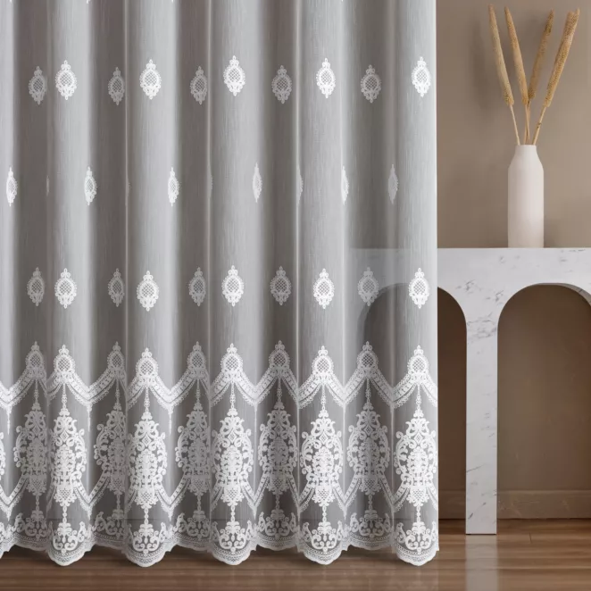 Firana szyta na taśmie 5 cm biała z delikatnej, matowej tkaniny ozdobiona eleganckim haftem