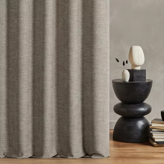 Zasłona szyta na taśmie fala ciemnobeżowa tkanina o naturalnym charakterze z efektem melanżu