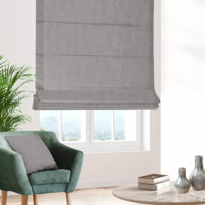 Roleta rzymska srebrna z miękkiej tkaniny welwetowej z efektem kreszowania, wykończona obciążnikiem