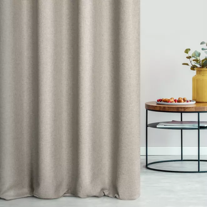 Zasłona szyta na taśmie 5 cm kremowa z tkaniny trudnopalnej, zaciemniającej, typu blackout z efektem melanżu