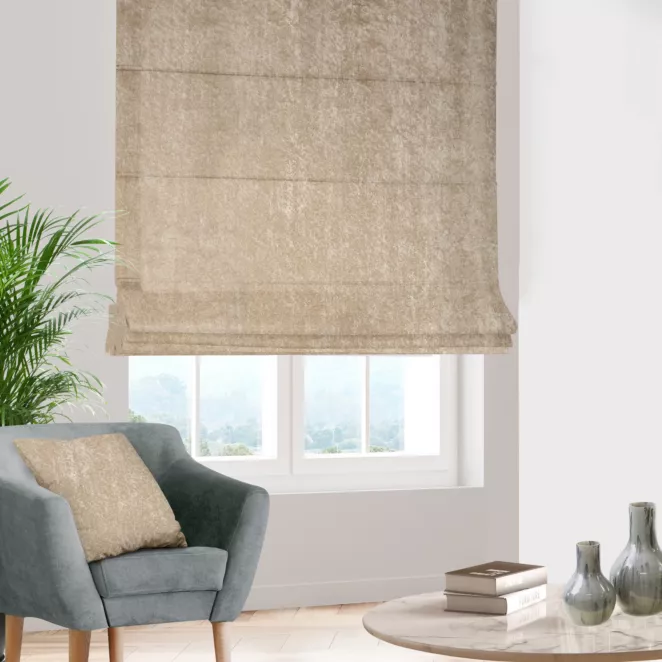 Roleta rzymska beżowa z miękkiej tkaniny welwetowej z efektem kreszowania