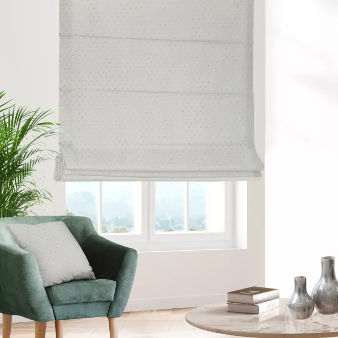 Roleta rzymska kremowo złota z gładkiej tkaniny przeplatanej błyszczącą lureksową nicią o wzorze w kropki