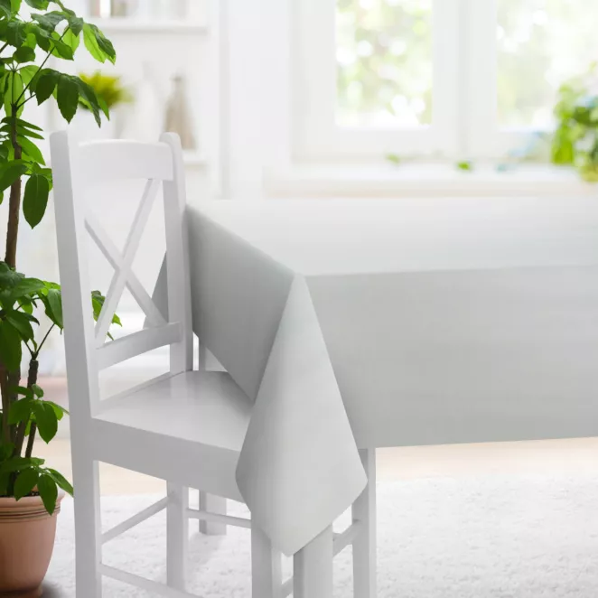 Obrus szyty jasnoszary z tkaniny z dodatkiem połyskującej nici, z widocznym ozdobnym splotem