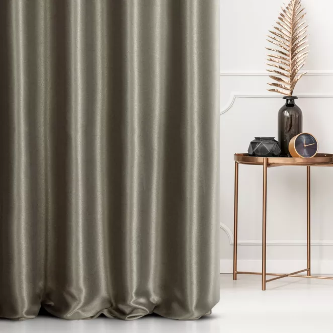 Zasłona szyta na taśmie fala ciemnobeżowa z błyszczącej tkaniny zaciemniającej