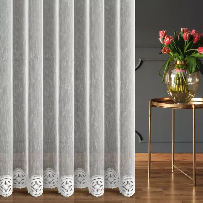 Firana szyta na przelotkach naturalna z cienkiej matowej tkaniny z efektem deszczyku zdobionej kordonkową aplikacją