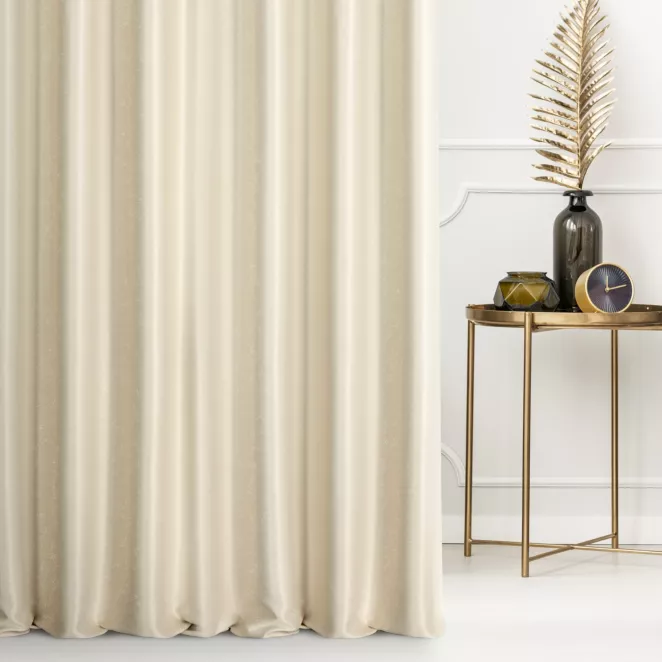 Zasłona szyta na taśmie fala kremowa z błyszczącej tkaniny zaciemniającej