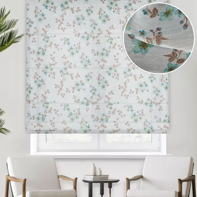 Roleta rzymska biało turkusowa z tkaniny typu ETAMINA z kwiatowym nadrukiem, wykończona obciążnikiem