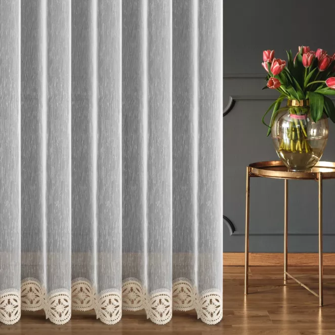 Firana szyta na taśmie fala naturalno beżowa z cienkiej matowej tkaniny z efektem deszczyku zdobionej kordonkową aplikacją