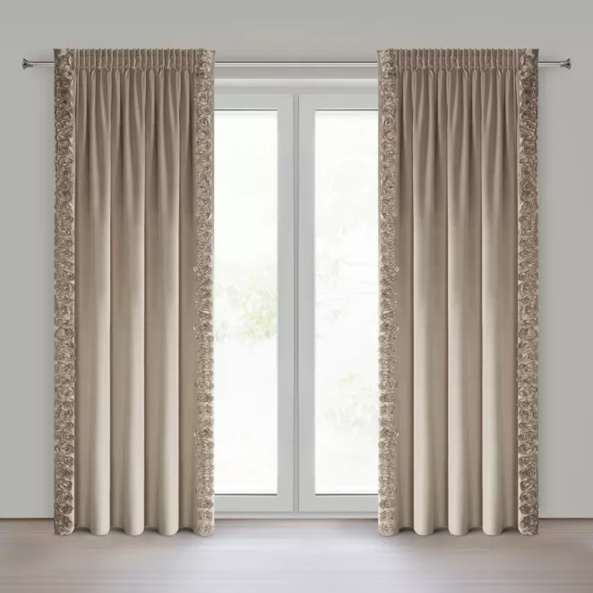 Zasłona ciemnobeżowa z welwetu zdobiona aplikacją 3D róż 140x270 cm taśma - ROSES Eva Minge Eurofirany