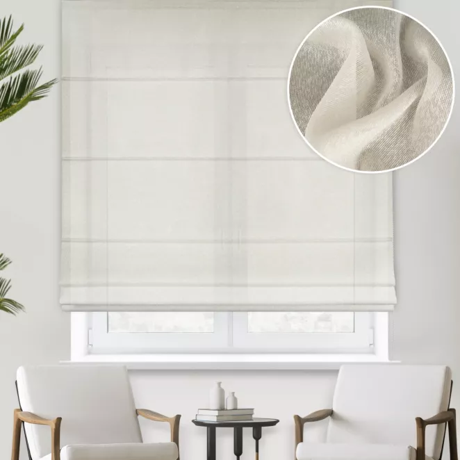 Roleta rzymska kremowa z delikatnej połyskującej tkaniny o strukturze deszczyku wykończonej obciążnikiem