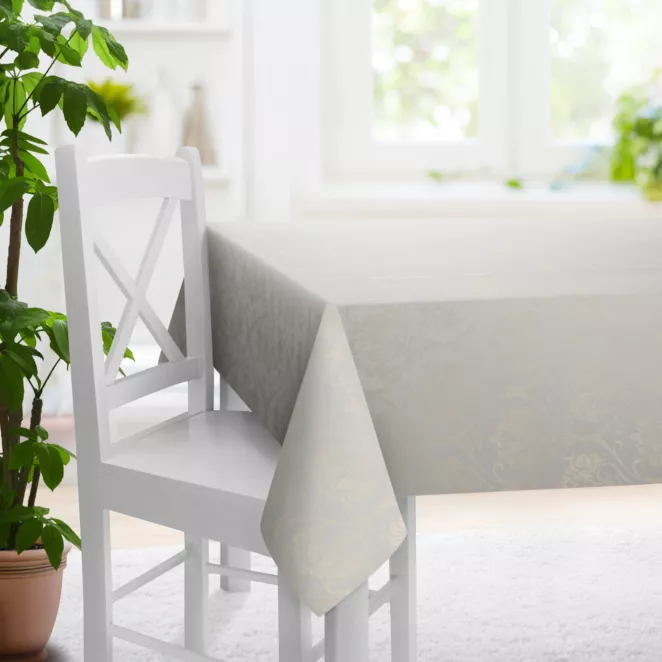 Obrus szyty jasnokremowo złocisty z miękkiej tkaniny welwetowej z ornamentowym błyszczącym nadrukiem