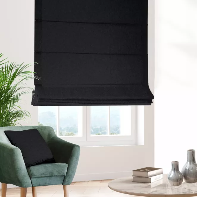 Roleta rzymska czarna z gładkiej tkaniny zaciemniającej typu dimout wykończona obciążnikiem