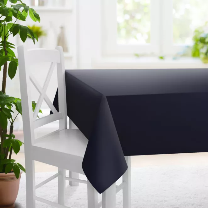 Obrus szyty ciemnogranatowy z gładkiej tkaniny typu blackout