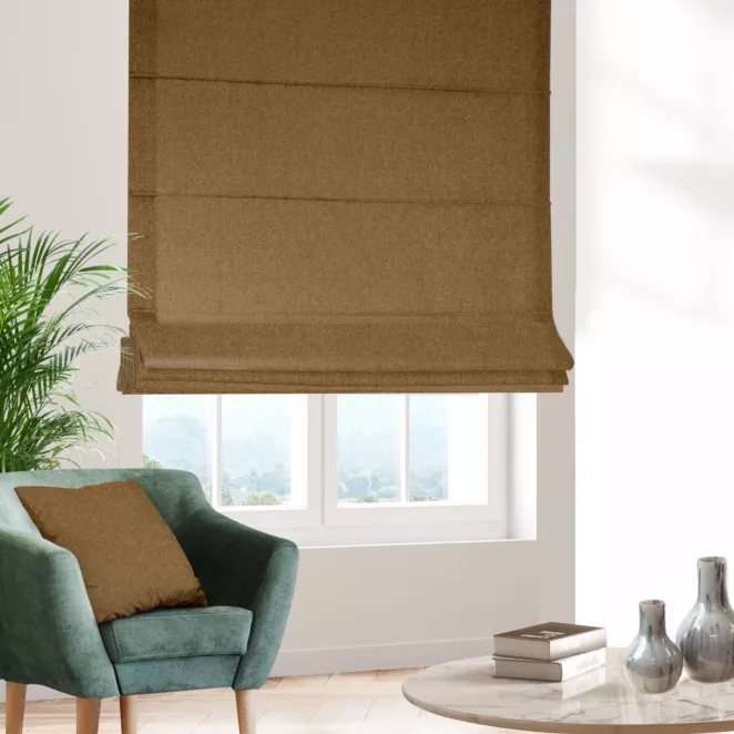 Roleta rzymska brązowa z tkaniny o naturalnym splocie w stylu eko