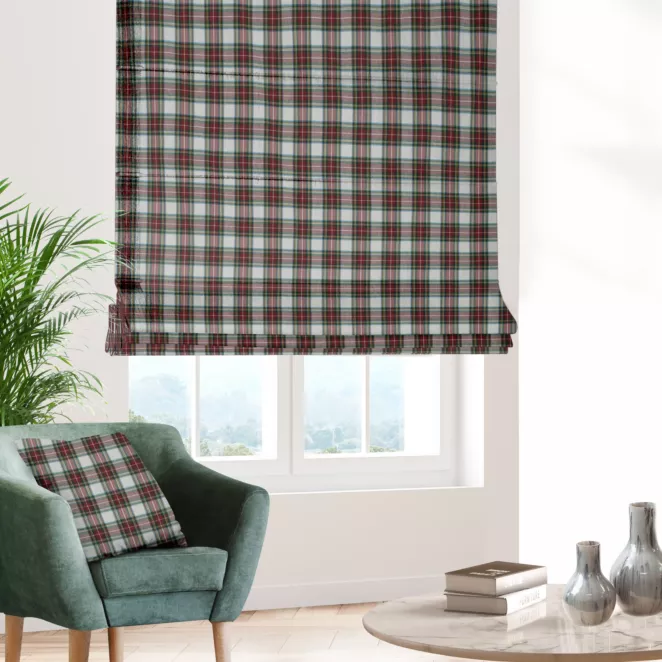 Roleta rzymska biało czerwona z delikatnej tkaniny w kratkę