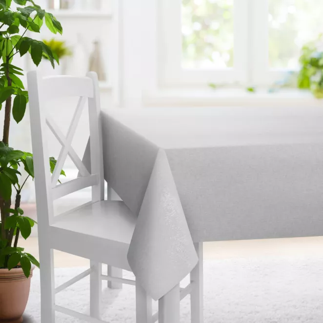 Obrus szyty GEONOA srebrny z miękkiej tkaniny o naturalnym charakterze z widocznym ozdobnym splotem