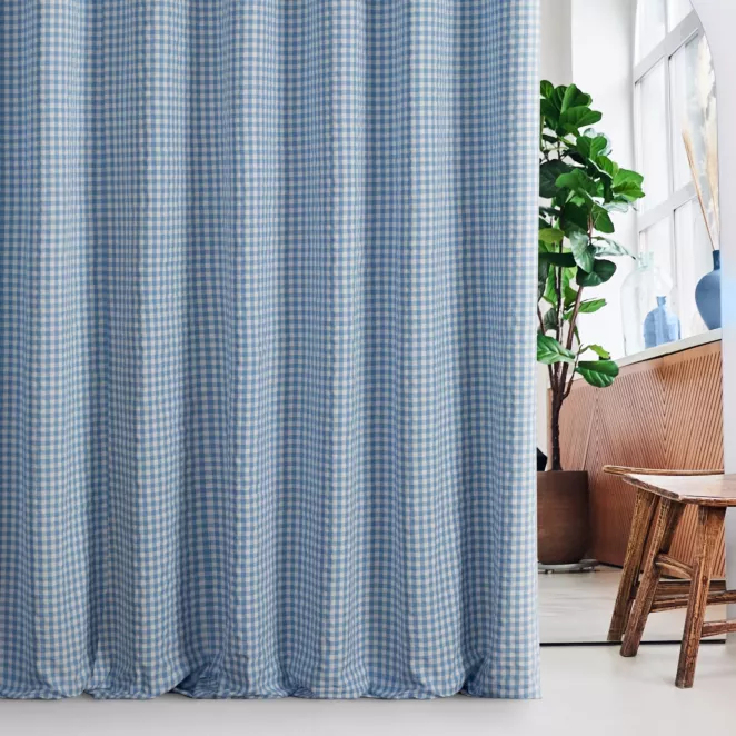 Zasłona szyta na flexach błękitno biała z delikatnej tkaniny w kratkę