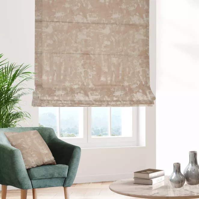 Roleta rzymska pudrowo różowa miękka z dodatkiem bawełny i nieregularnym wzorem