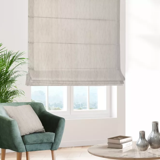 Roleta rzymska kremowa z tkaniny welwetowej w pionowe prążki, wykończona obciążnikiem