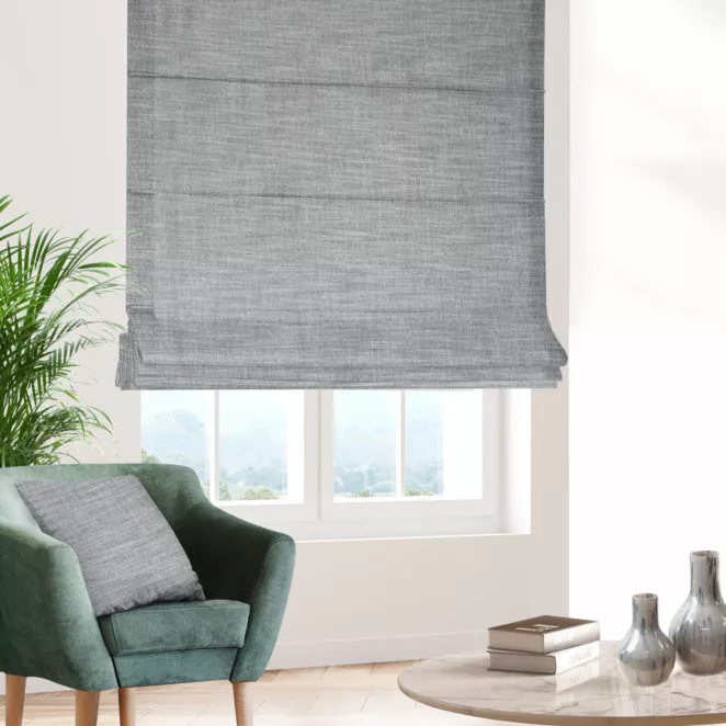 Roleta rzymska srebrno popielata z tkaniny w stylu eko o naturalnym splocie, z efektem melanżu, wykończona obciążnikiem