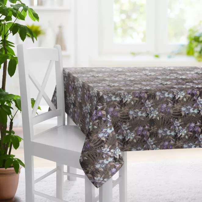 Obrus szyty wrzosowo ciemnobeżowy z miękkiej, welwetowej tkaniny, z nadrukowanym dużym wzorem kwiatowym