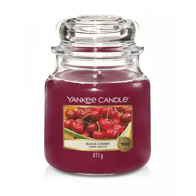 Średnia świeca zapachowa w szklanym słoiku z pokrywką YANKEE CANDLE o zapachu Black cherry